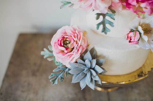 Cvetje na torti se velikokrat uporablja kot dekoracija, še posebej na porokah.
