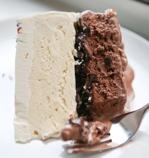 Sladoledna torta je lahko odličen primer sladoleda na poroki!
