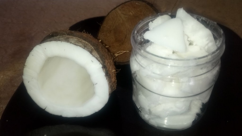 Prečiščena kokosova maščoba in kokos.
