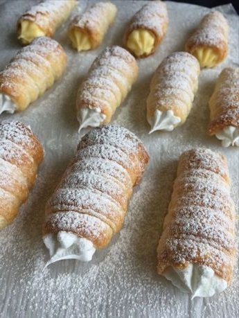 Šamrole med polnjenjem kreme. Odlična priložnost za fotografije, katera bo zagotovo poskrbela za velik "engagement" med sledilci.