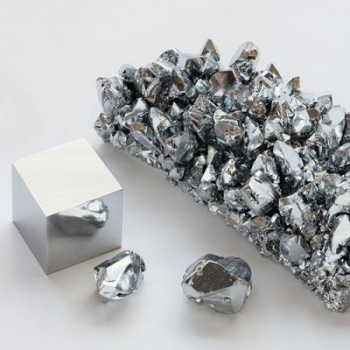 Molibden - prehodna kovina, pomembna za nerjaveče jeklo.