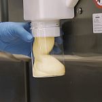 polnjenje-predpakiranega-sladoleda-s-crystal-vrati