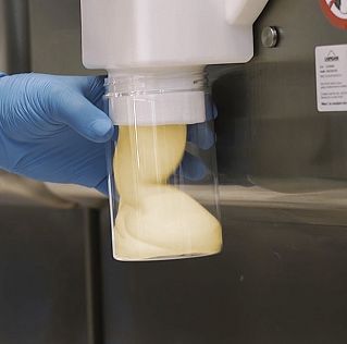 polnjenje-predpakiranega-sladoleda-s-crystal-vrati